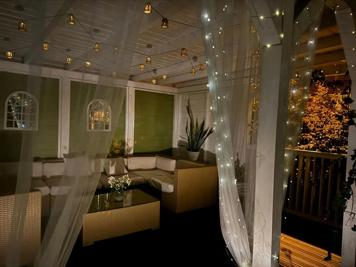 Ogród letni Restauracji Świetlik - dekoracje i oświetlenie